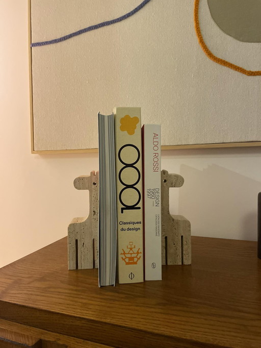 Fratelli Mannelli Girafe bookends in travertine