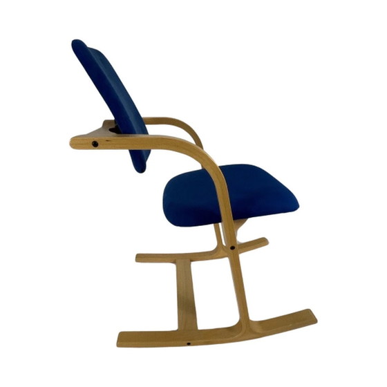 Image 1 of Peter Opsvik - Varier - Actulum - Fauteuil à bascule ergonomique - Revêtement en velours bleu et structure en bois