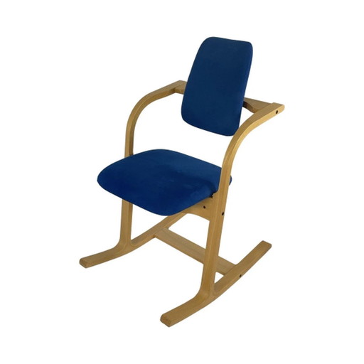 Peter Opsvik - Varier - Actulum - Ergonomically shaped Rocking chair - Blue velvet upholstery and wooden frame