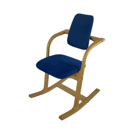 Image 1 of Peter Opsvik - Varier - Actulum - Fauteuil à bascule ergonomique - Revêtement en velours bleu et structure en bois