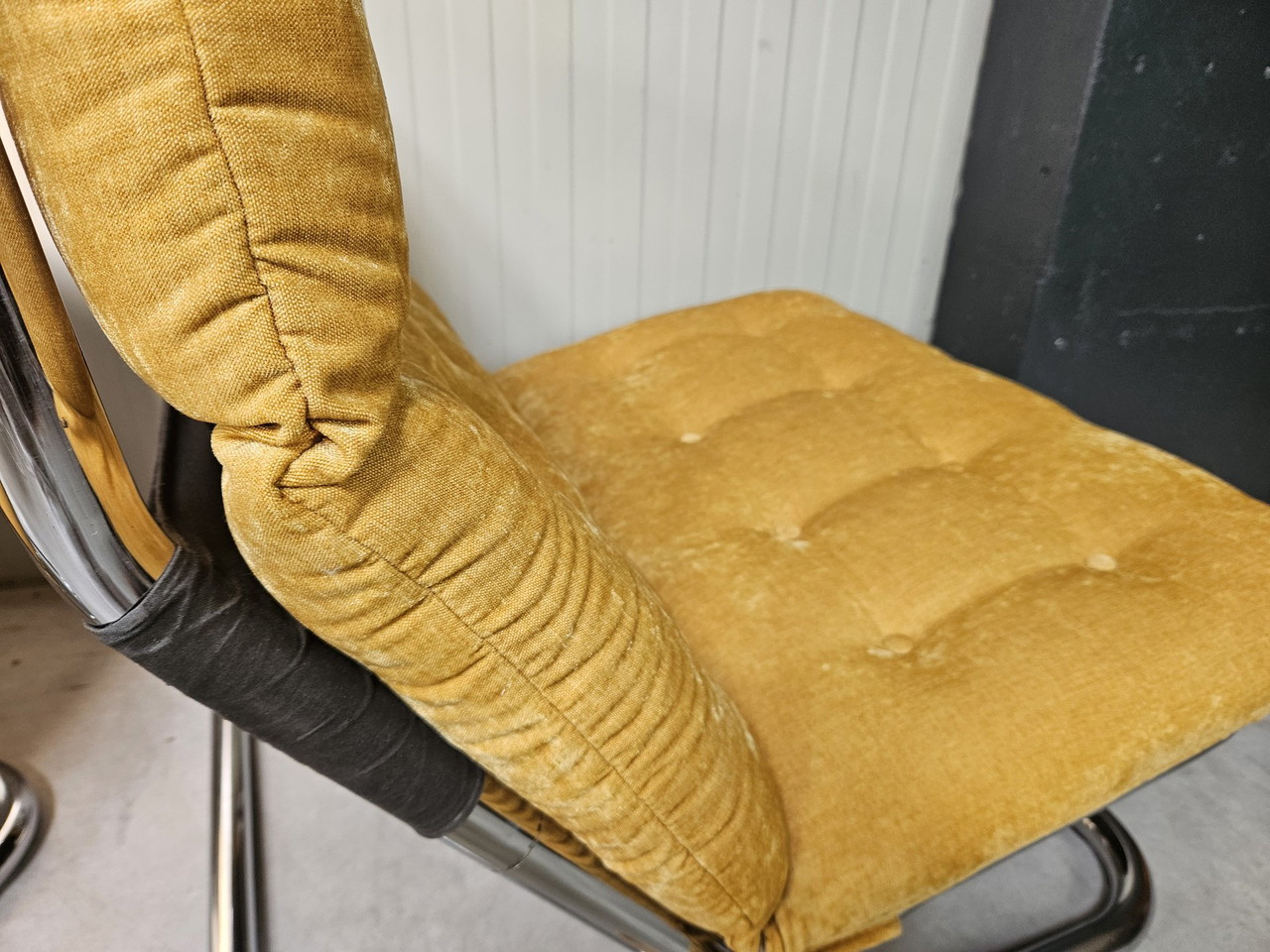 2x fauteuils à structure tubulaire, jaune ocre, reupholstered