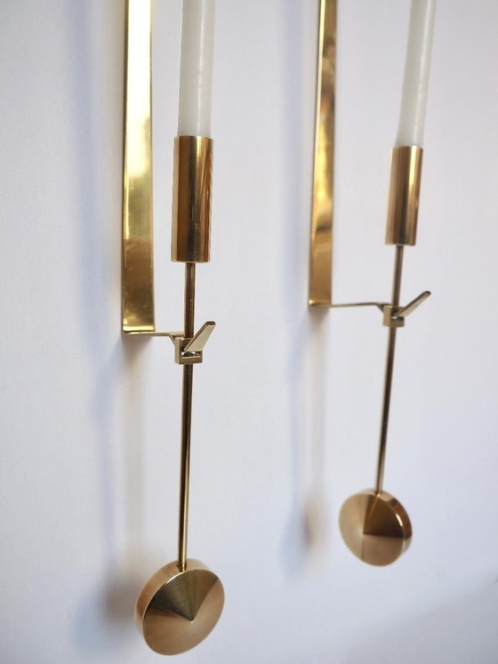 Image 1 of Par de candelabros de latón pulido de Pierre Forssell