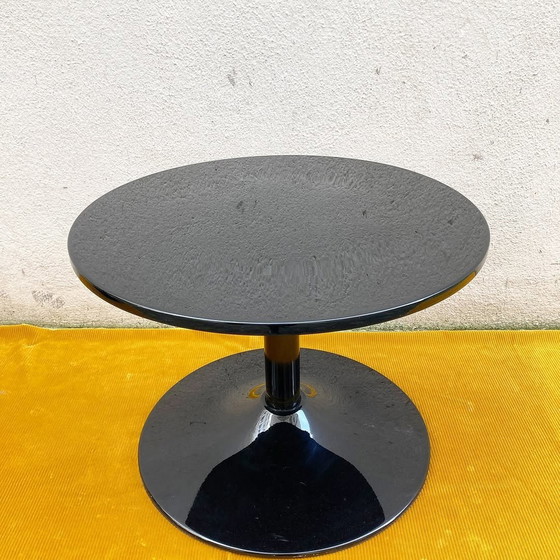 Image 1 of Mesa de centro de diseño: resina con patas de tulipán y plástico lacado en negro 