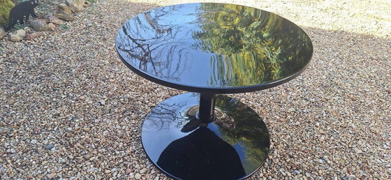 Image 1 of Mesa de centro de diseño: resina con patas de tulipán y plástico lacado en negro 