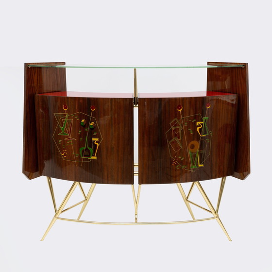 Image 1 of Mueble bar de latón y nogal de mediados de siglo con dos taburetes, Italia, década de 1950