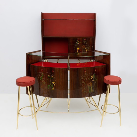Image 1 of Mueble bar de latón y nogal de mediados de siglo con dos taburetes, Italia, década de 1950