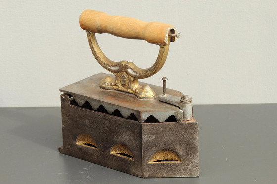Image 1 of Antico ferro da stiro a carbone intorno al 1900 con decorazioni in oro