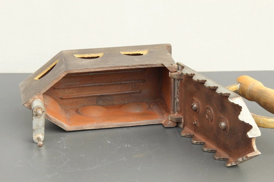 Image 1 of Antico ferro da stiro a carbone intorno al 1900 con decorazioni in oro