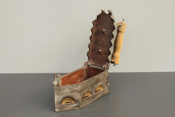 Image 1 of Antico ferro da stiro a carbone intorno al 1900 con decorazioni in oro