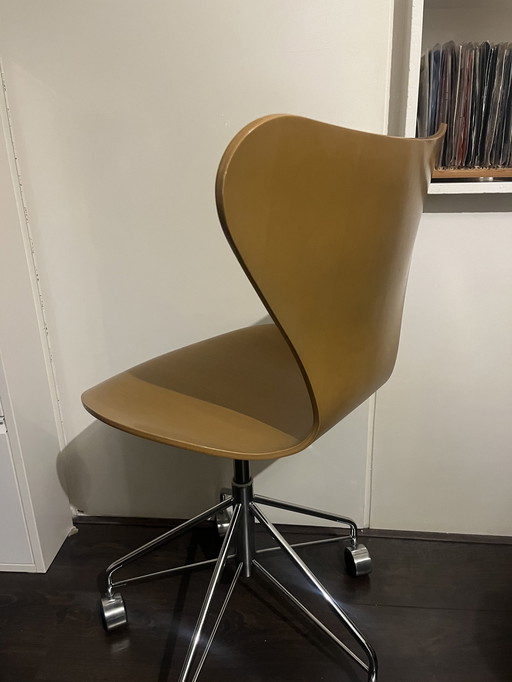 Fritz Hansen Series 7 Butterfly Chair Desk Chair by Arne Jacobsen