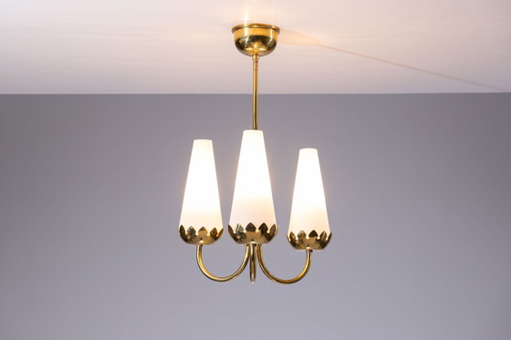 Image 1 of Lampadario in ottone con splendidi paralumi in vetro opalino.