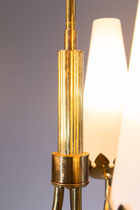 Image 1 of Lampadario in ottone con splendidi paralumi in vetro opalino.