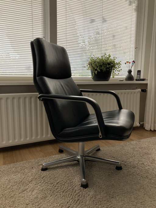 Artifort F154 Black Leather Swivel Armchair