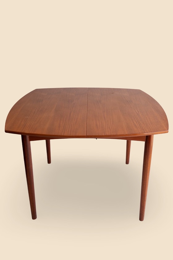 Image 1 of Table de salle à manger vintage carrée à rallonge avec formes rondes