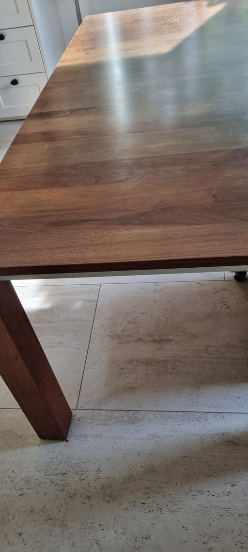 Leolux dining table walnut