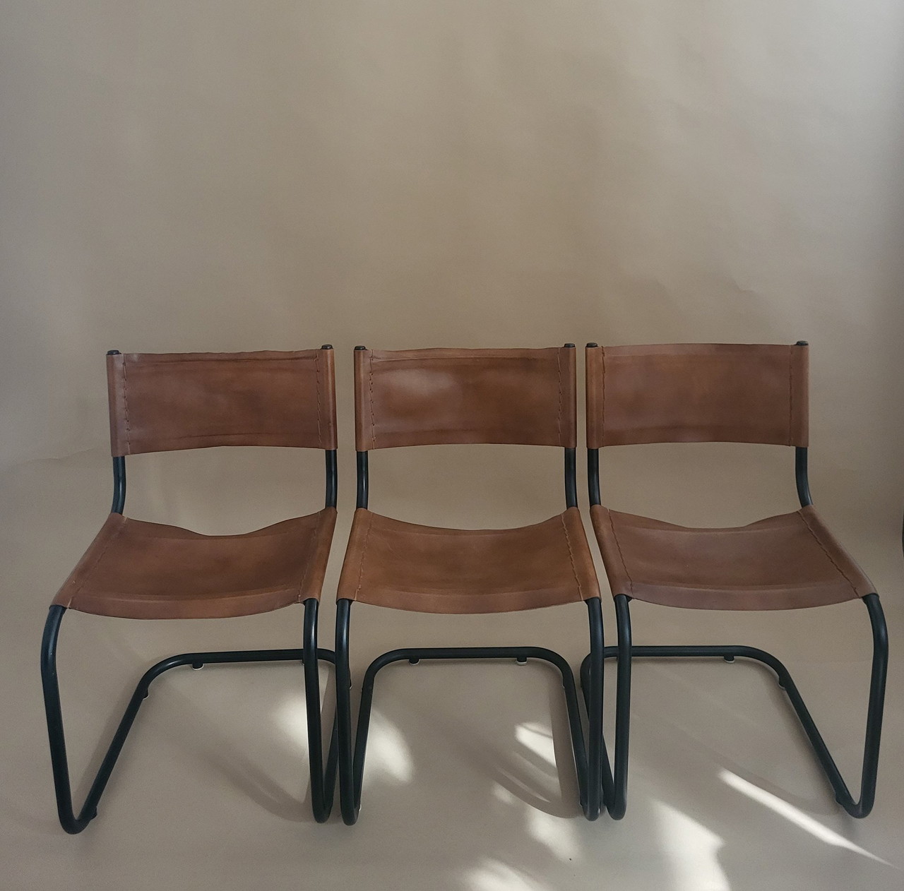 6x Sillas retro con estructura tubular y cuero