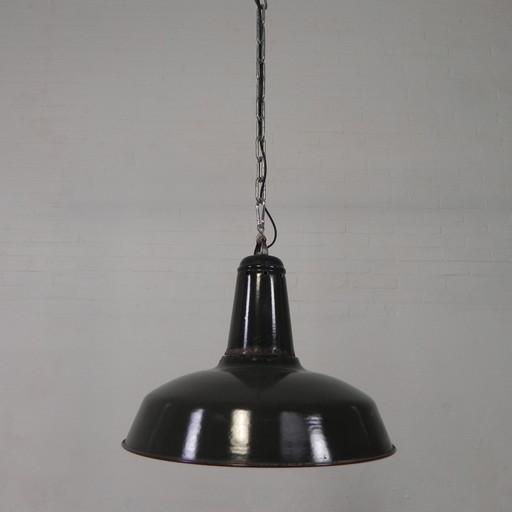 Industrial Pendant Lamp With Enameled Steel Shade