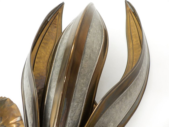 Image 1 of Lampada da parete brutalista con fiore stilizzato