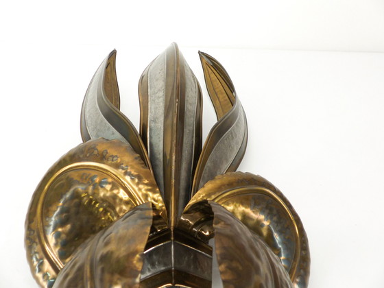 Image 1 of Lampada da parete brutalista con fiore stilizzato