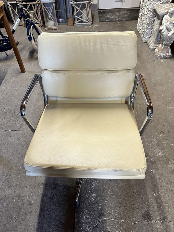 Image 1 of Charles Eames Chairs Soft Pad Chairs Ea 208 Cream Leather