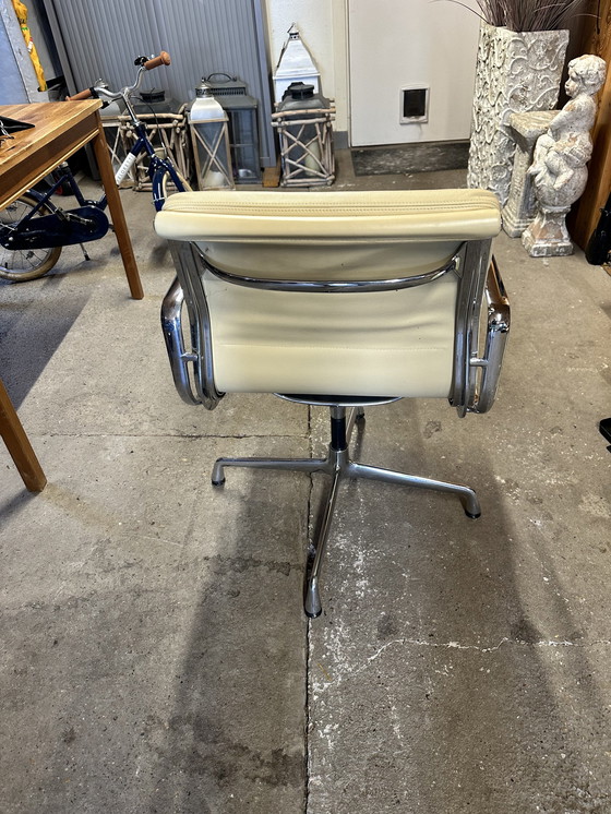 Image 1 of Charles Eames Chairs Soft Pad Chairs Ea 208 Cream Leather