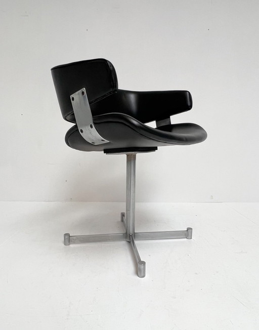 Black leather Artifort Armchair, 1970'S