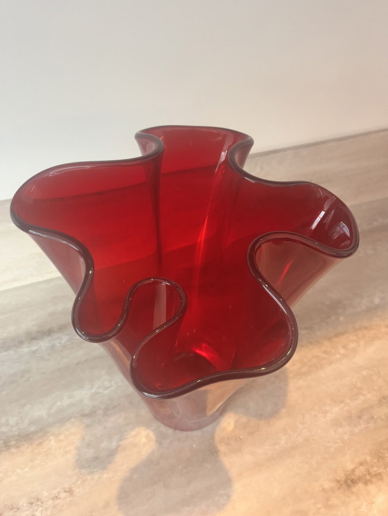 Image 1 of Jarrón de pañuelo rojo