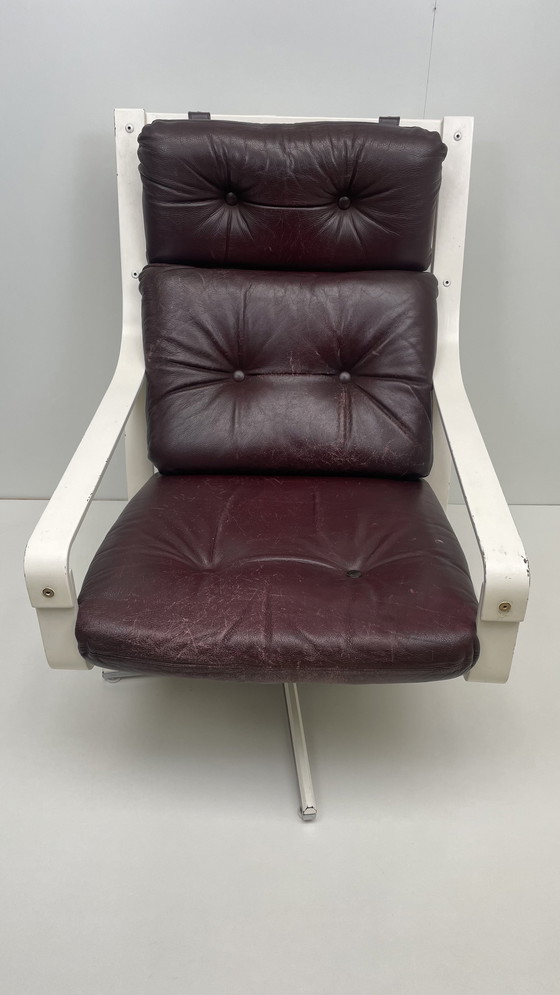 Image 1 of Georg Eknes Fauteuil pivotant de salon design norvégien avec coussins en cuir