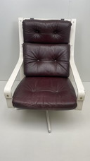 Sillón giratorio de diseño noruego de Georg Eknes con cojines de cuero