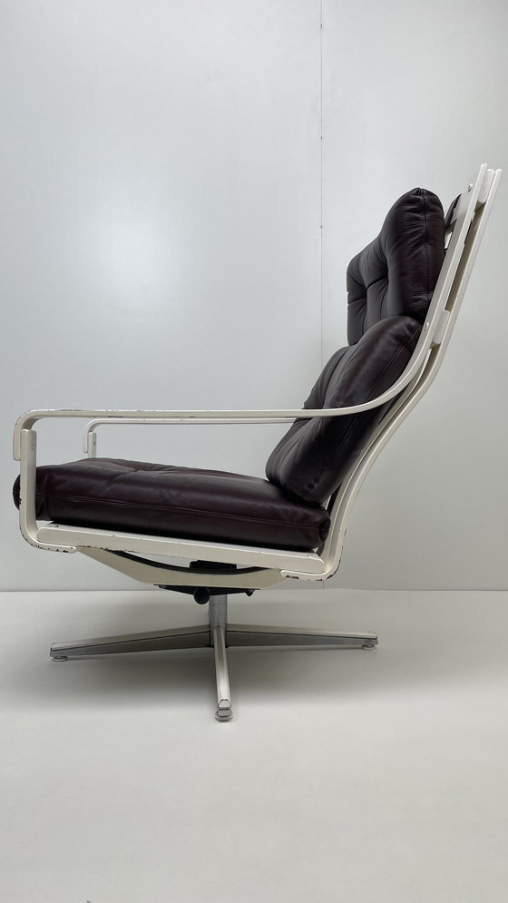 Image 1 of Georg Eknes Fauteuil pivotant de salon design norvégien avec coussins en cuir