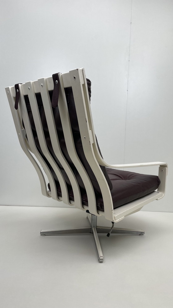 Image 1 of Georg Eknes Fauteuil pivotant de salon design norvégien avec coussins en cuir