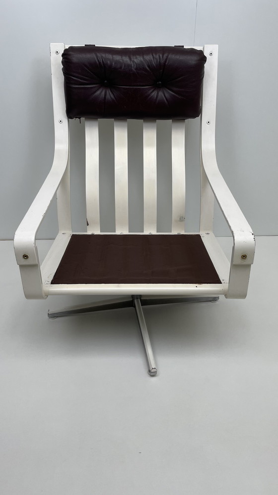 Image 1 of Georg Eknes Fauteuil pivotant de salon design norvégien avec coussins en cuir