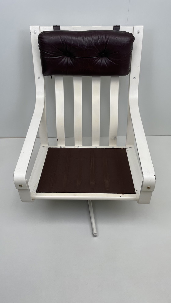 Image 1 of Georg Eknes Fauteuil pivotant de salon design norvégien avec coussins en cuir