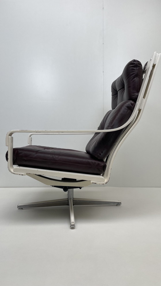 Image 1 of Georg Eknes Fauteuil pivotant de salon design norvégien avec coussins en cuir