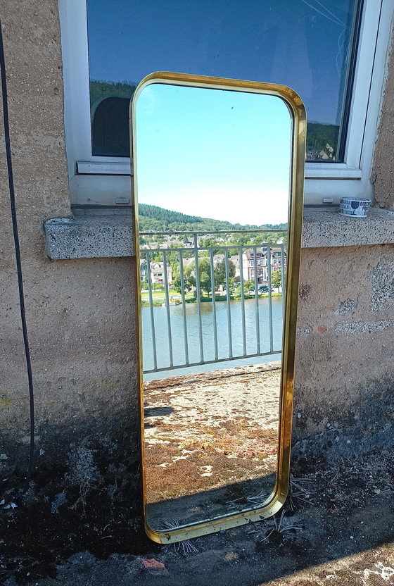 Image 1 of très grand miroir des années 50 avec bord en laiton