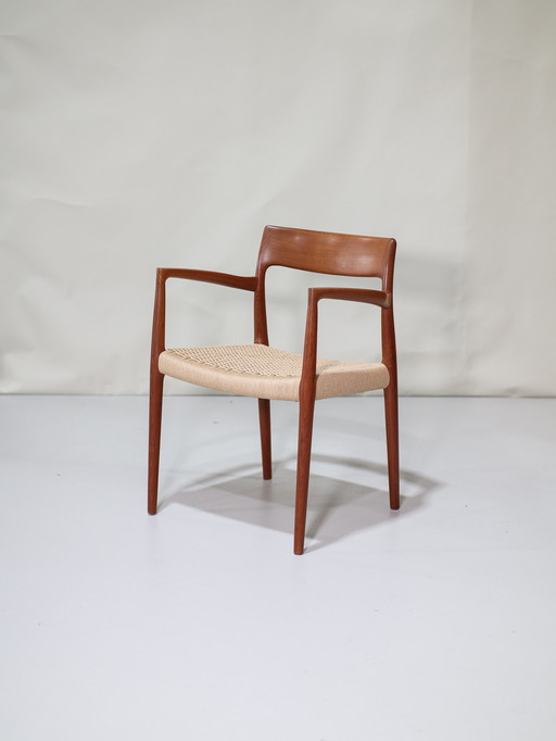 Fauteuil Niels Otto Møller Modèle 57 Teck