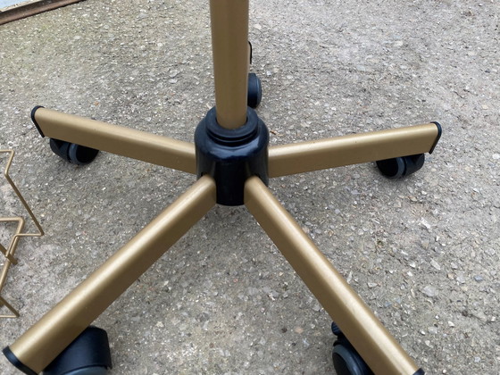 Image 1 of Espositore girevole per cartoline e foto su ruote, oro