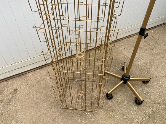 Image 1 of Espositore girevole per cartoline e foto su ruote, oro