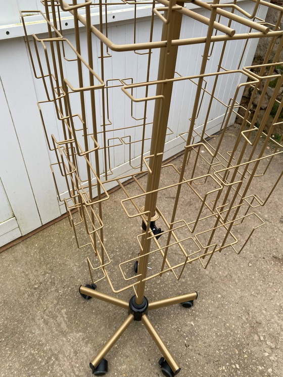 Image 1 of Espositore girevole per cartoline e foto su ruote, oro