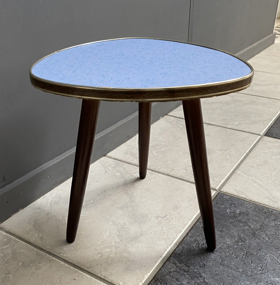 Image 1 of Table d'appoint triangulaire en formica bleu 1960