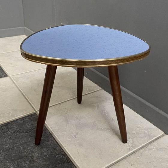 Image 1 of Table d'appoint triangulaire en formica bleu 1960