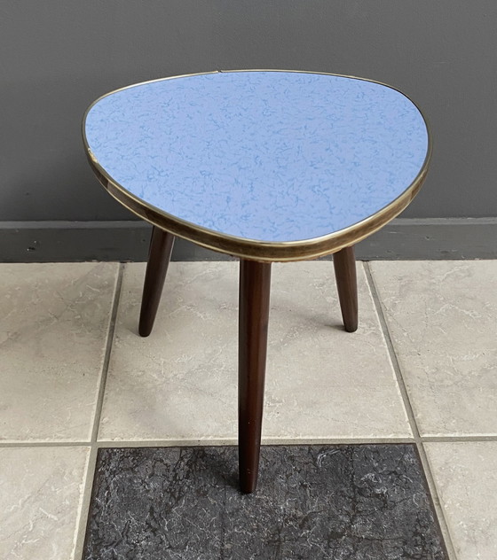 Image 1 of Table d'appoint triangulaire en formica bleu 1960