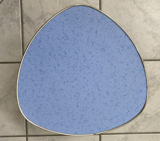 Image 1 of Table d'appoint triangulaire en formica bleu 1960