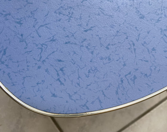 Image 1 of Table d'appoint triangulaire en formica bleu 1960