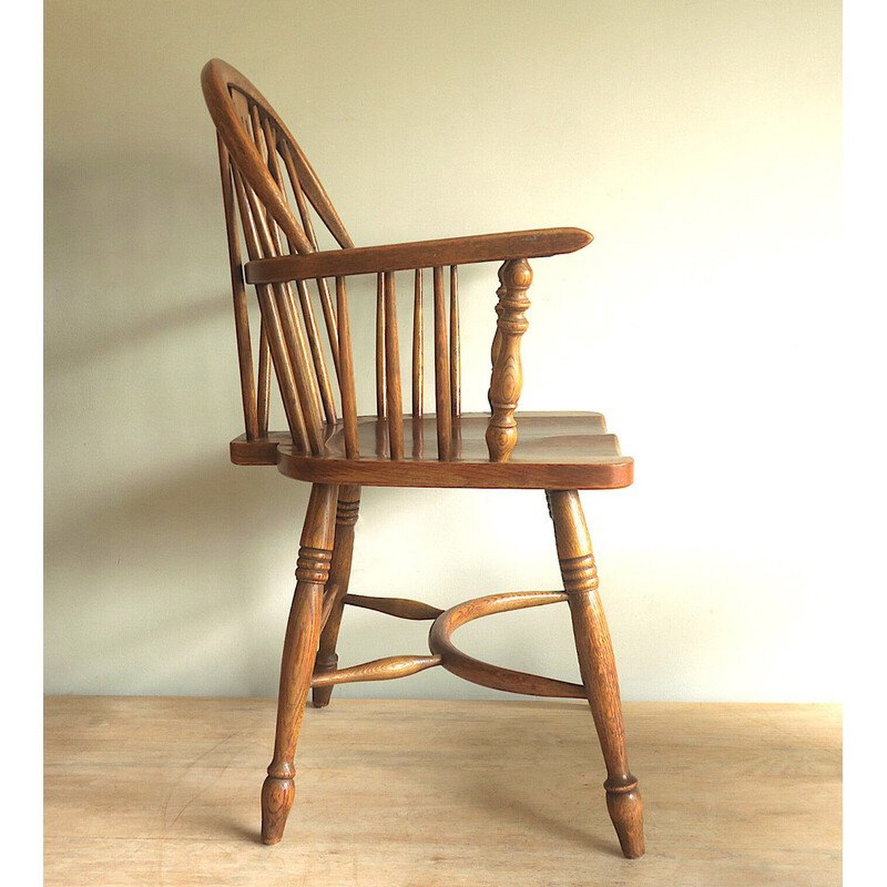 日本最大の Vintage Windsor chair in solid oak with a horseshoe-shaped 家具