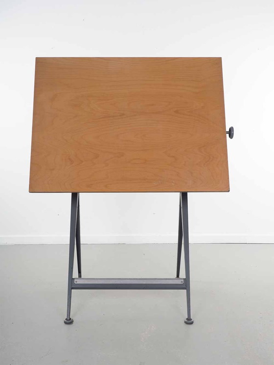 Image 1 of F. Kramer et Wim Rietveld Ahrend la table à dessin circulaire Réponse