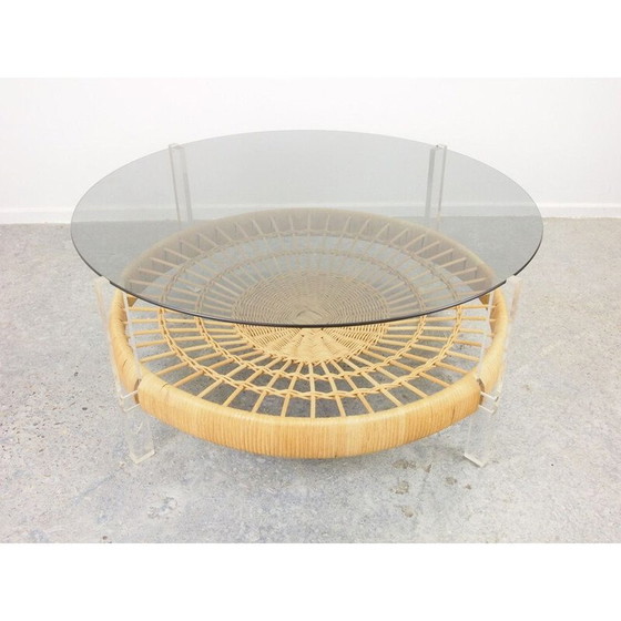 Image 1 of Tavolino da caffè rotondo vintage con vetro fumé e rattan con supporti in lucite