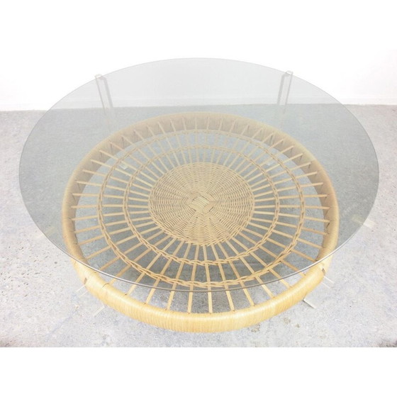 Image 1 of Tavolino da caffè rotondo vintage con vetro fumé e rattan con supporti in lucite