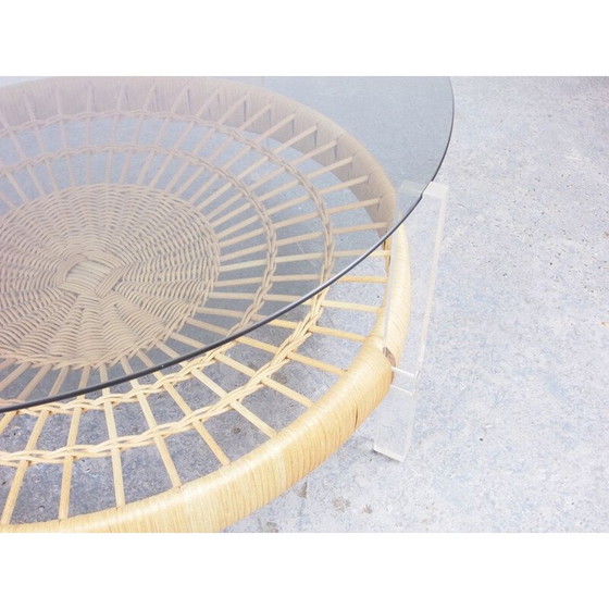 Image 1 of Tavolino da caffè rotondo vintage con vetro fumé e rattan con supporti in lucite