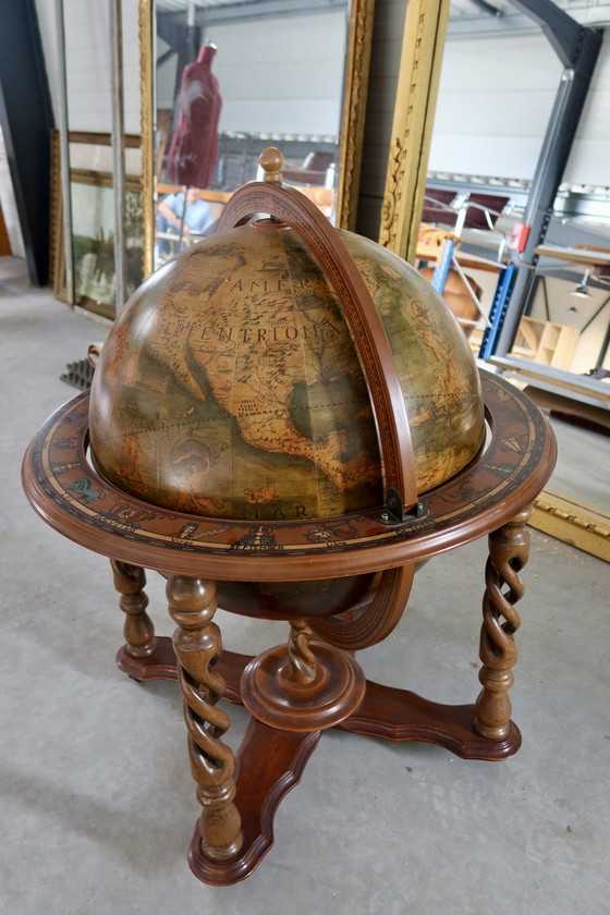 Image 1 of Bar Globe Terrestre